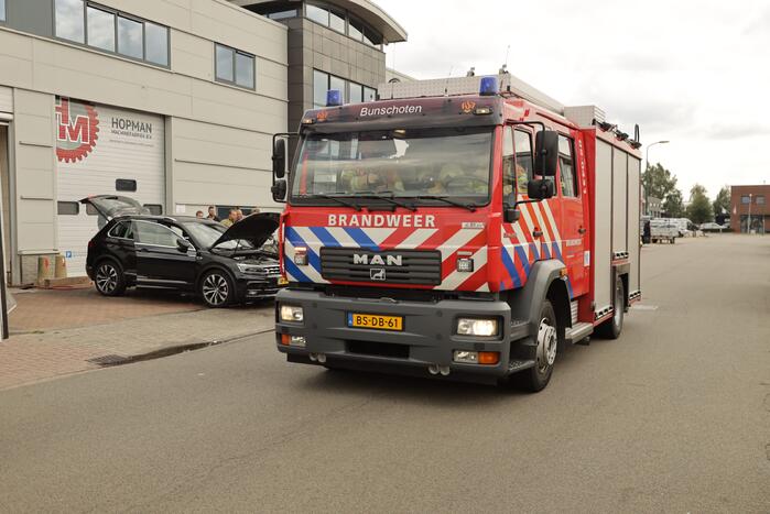 Nieuwe auto vliegt spontaan in brand