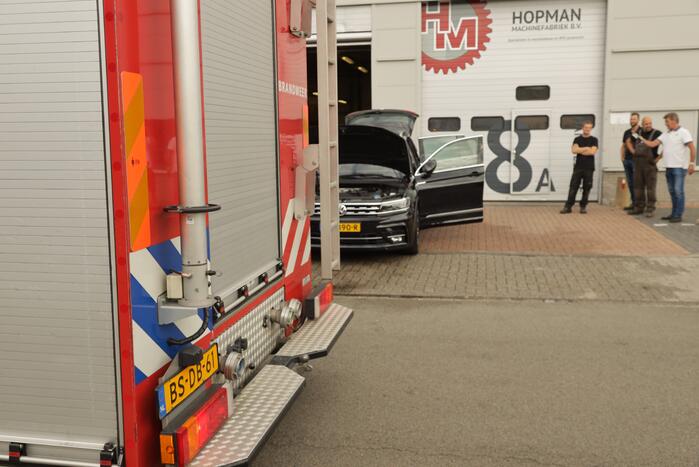 Nieuwe auto vliegt spontaan in brand