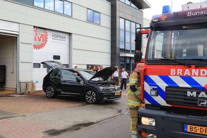 Nieuwe auto vliegt spontaan in brand