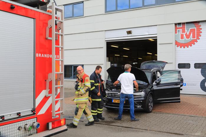 Nieuwe auto vliegt spontaan in brand