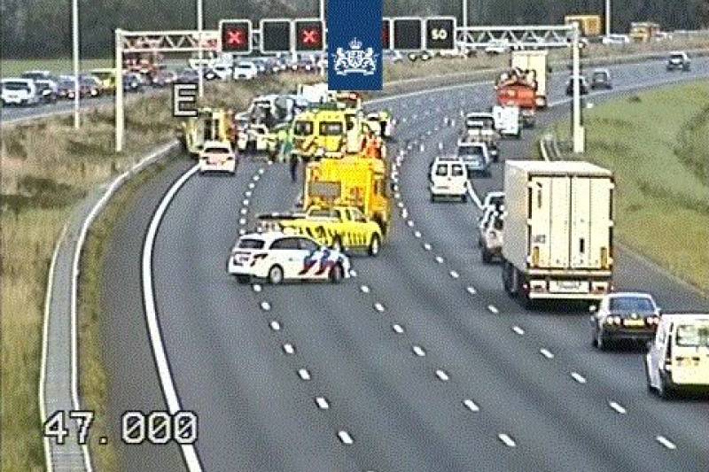 Veertien voertuigen botsen op snelweg