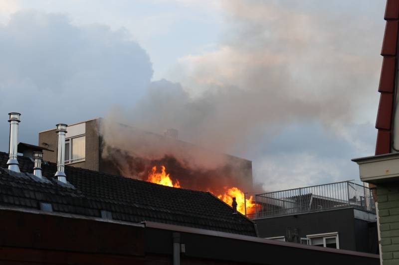 Grote uitslaande brand in woning boven winkel