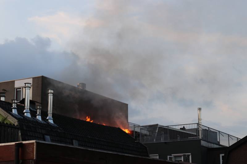 Grote uitslaande brand in woning boven winkel