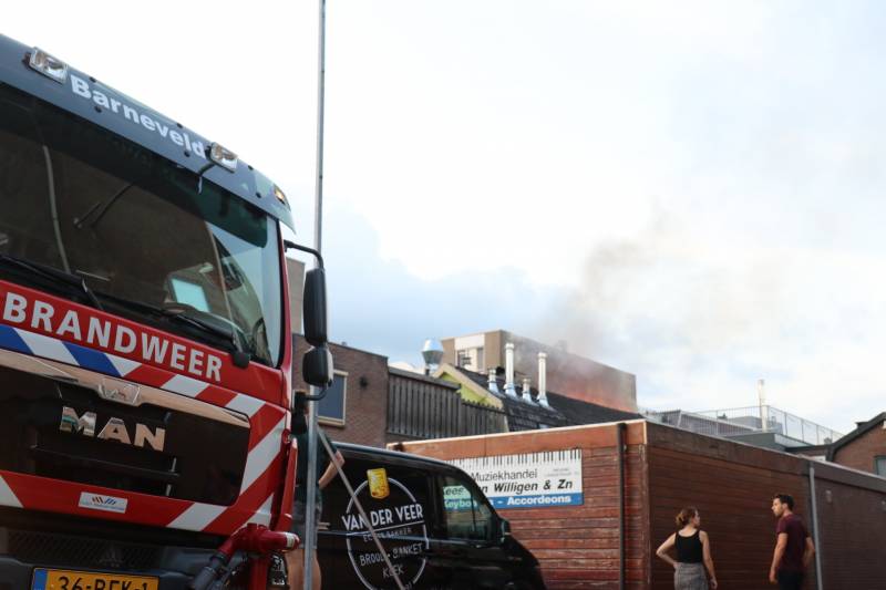 Grote uitslaande brand in woning boven winkel
