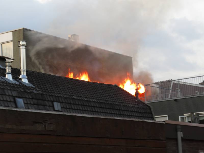 Grote uitslaande brand in woning boven winkel