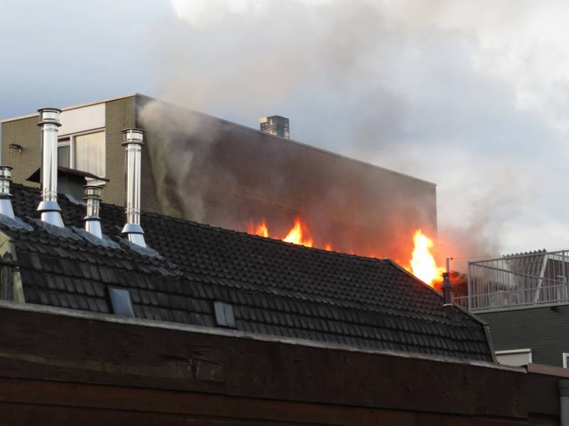 Grote uitslaande brand in woning boven winkel