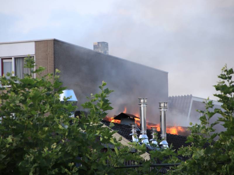 Grote uitslaande brand in woning boven winkel