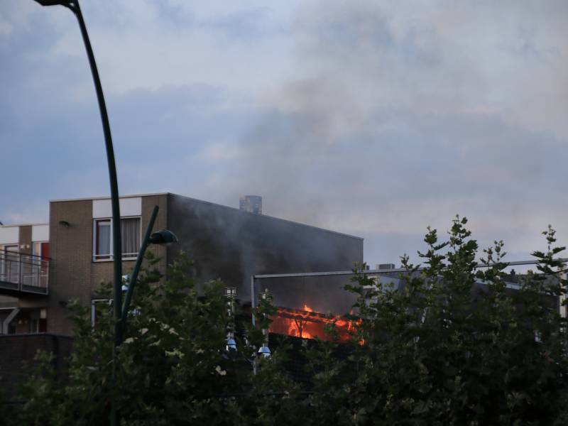 Grote uitslaande brand in woning boven winkel