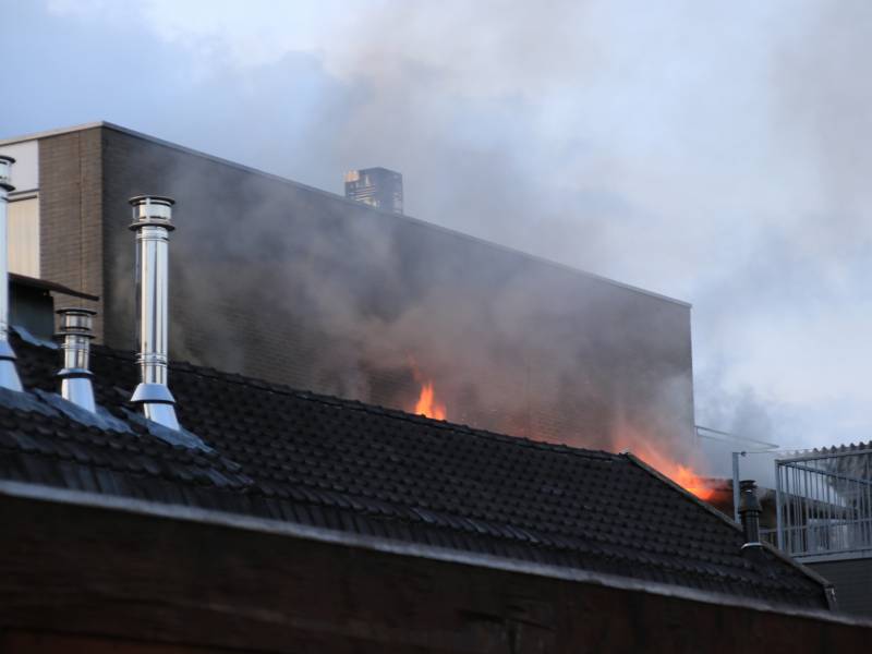 Grote uitslaande brand in woning boven winkel