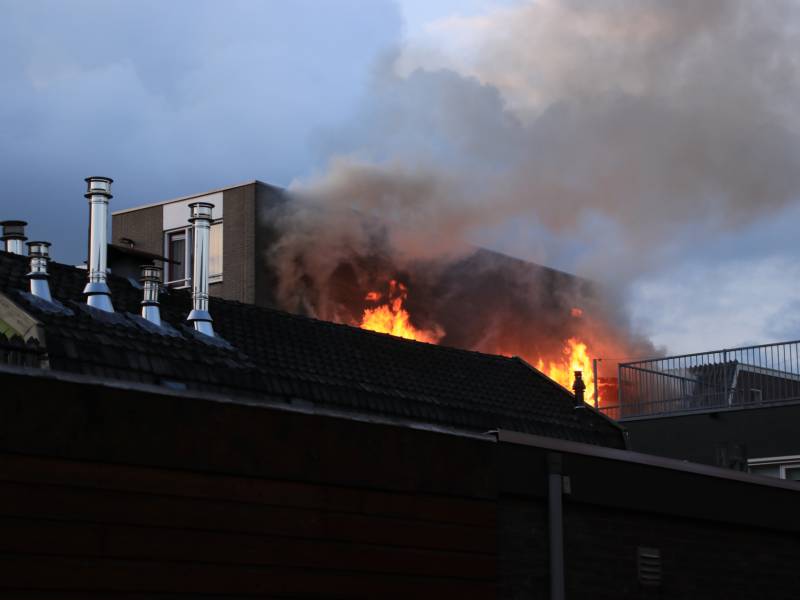Grote uitslaande brand in woning boven winkel