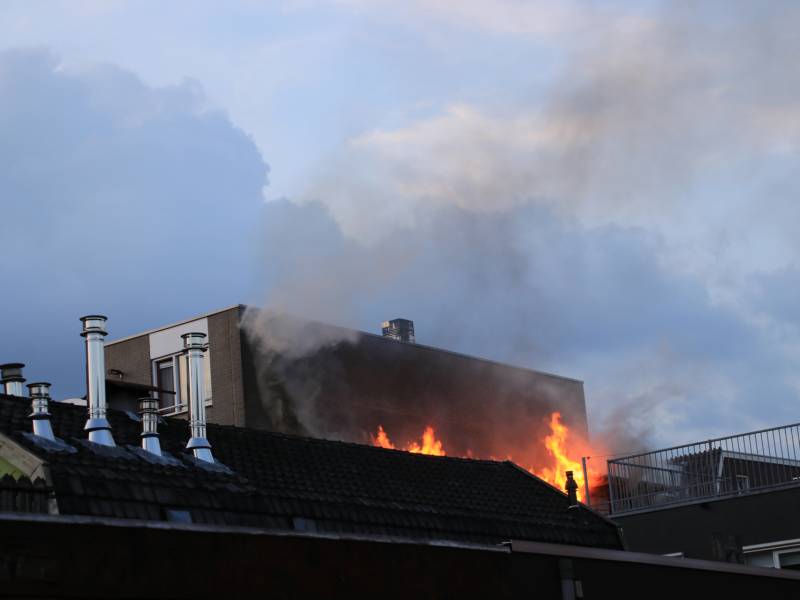 Grote uitslaande brand in woning boven winkel