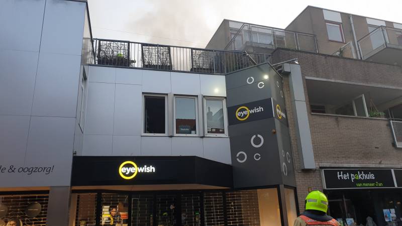 Grote uitslaande brand in woning boven winkel