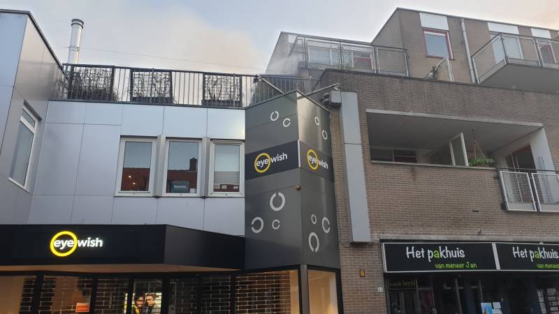 Grote uitslaande brand in woning boven winkel