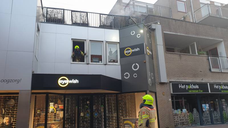 Grote uitslaande brand in woning boven winkel