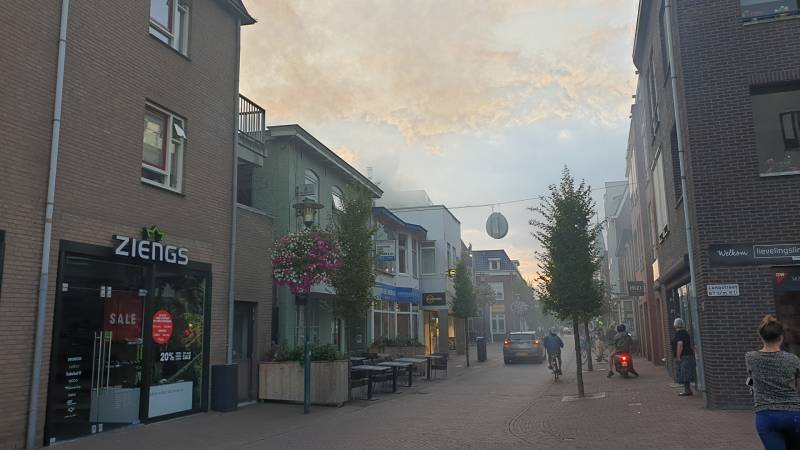 Grote uitslaande brand in woning boven winkel
