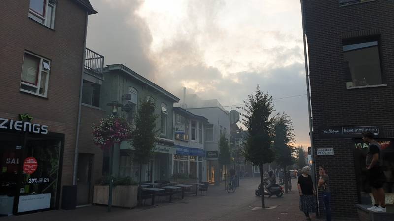 Grote uitslaande brand in woning boven winkel