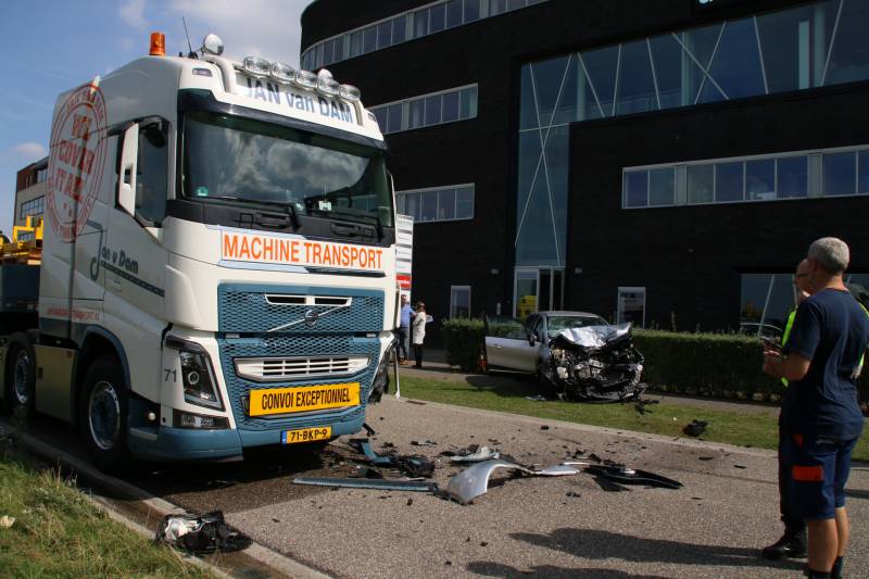 Auto botst op vrachtwagen tijdens proefrit