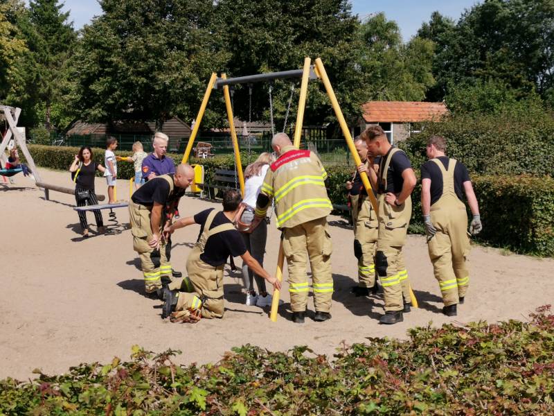 Meisje vast in schommel