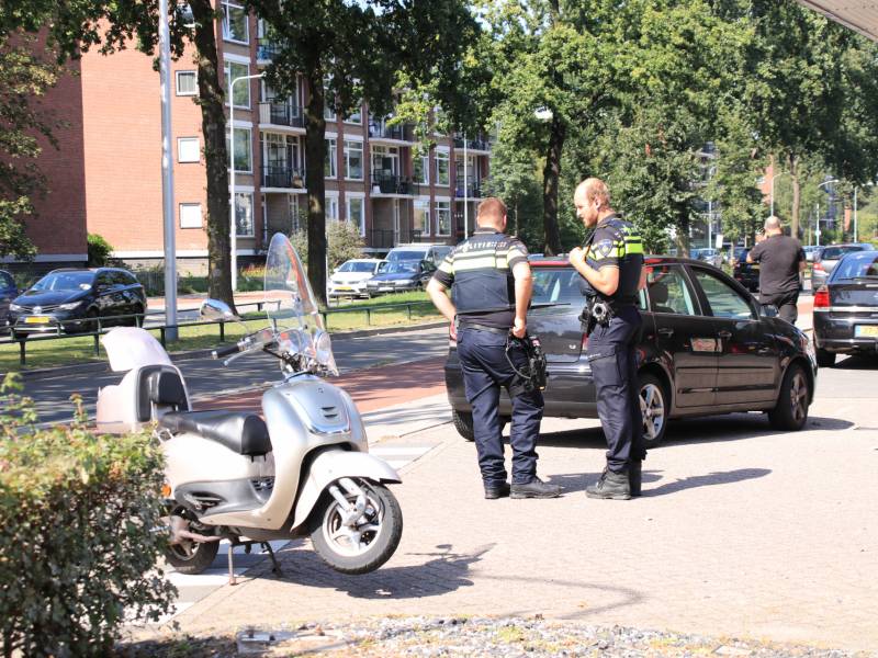 Scooterrijdster gewond bij aanrijding