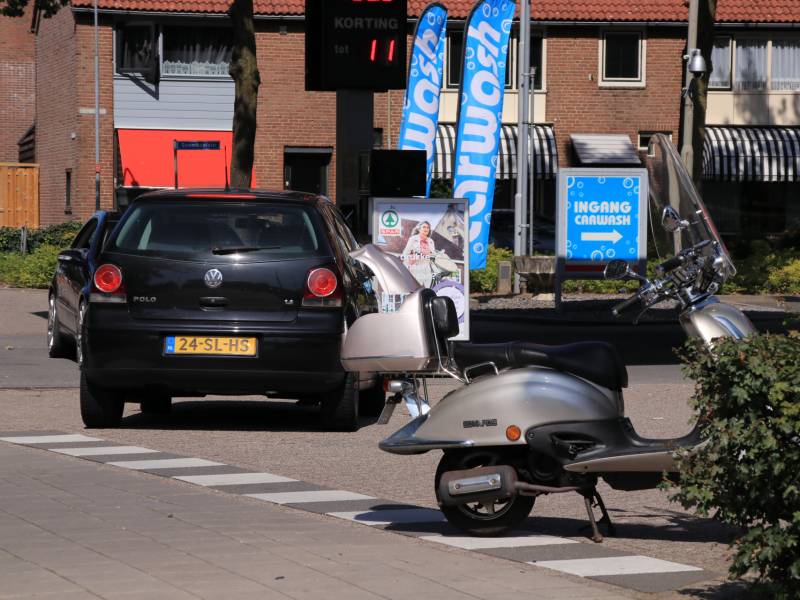 Scooterrijdster gewond bij aanrijding