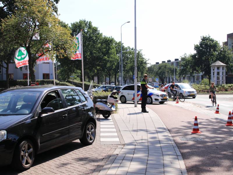 Scooterrijdster gewond bij aanrijding