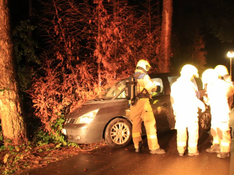 Buitenlandse auto achtergelaten na ongeval