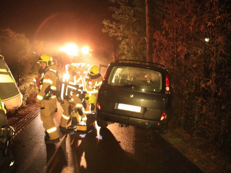 Buitenlandse auto achtergelaten na ongeval