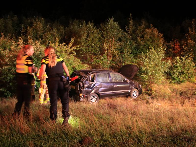 Auto slaat over de kop, twee personen gewond