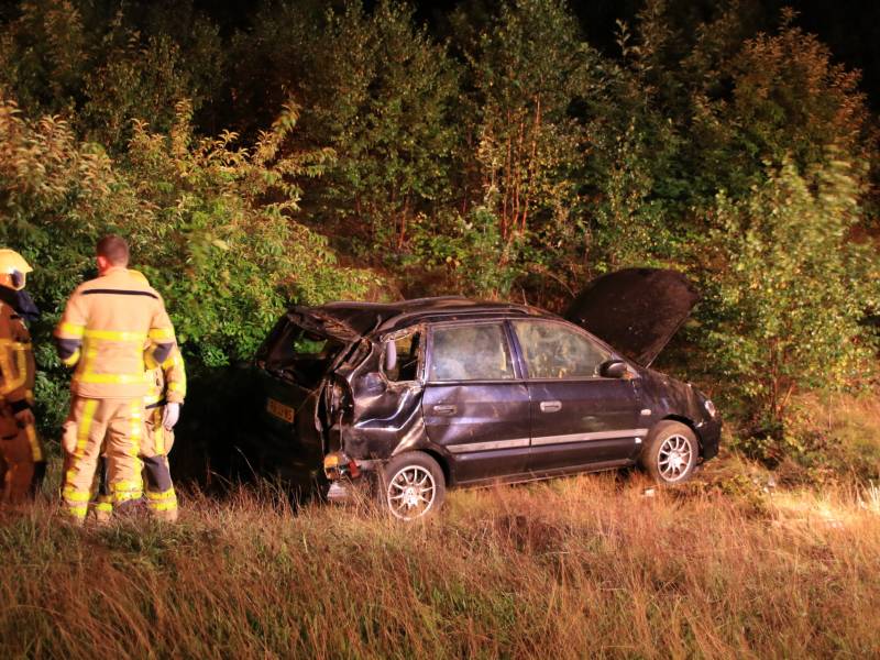 Auto slaat over de kop, twee personen gewond