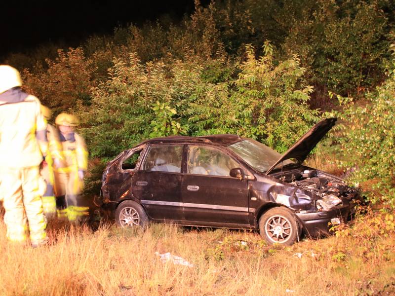 Auto slaat over de kop, twee personen gewond