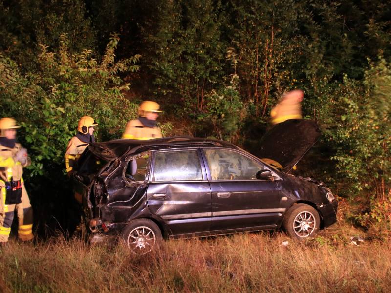 Auto slaat over de kop, twee personen gewond