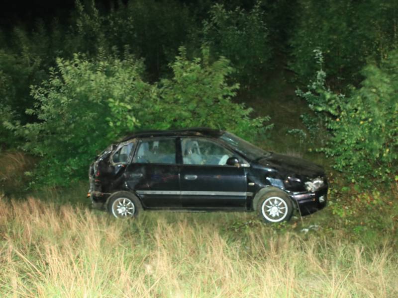 Auto slaat over de kop, twee personen gewond