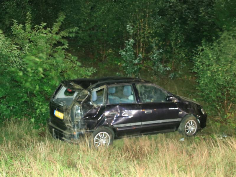 Auto slaat over de kop, twee personen gewond