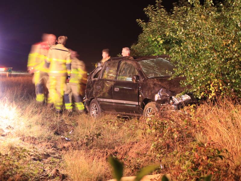 Auto slaat over de kop, twee personen gewond