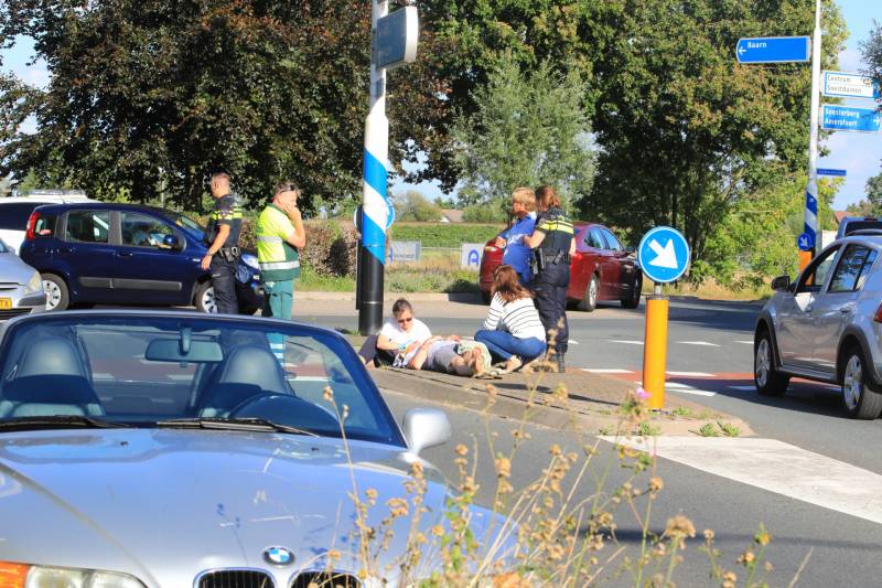 Twee overstekende fietsers aangereden