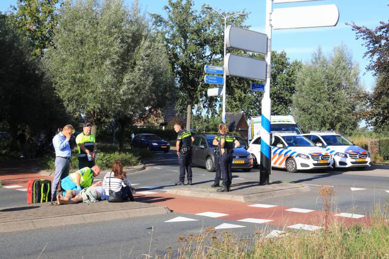 Twee overstekende fietsers aangereden