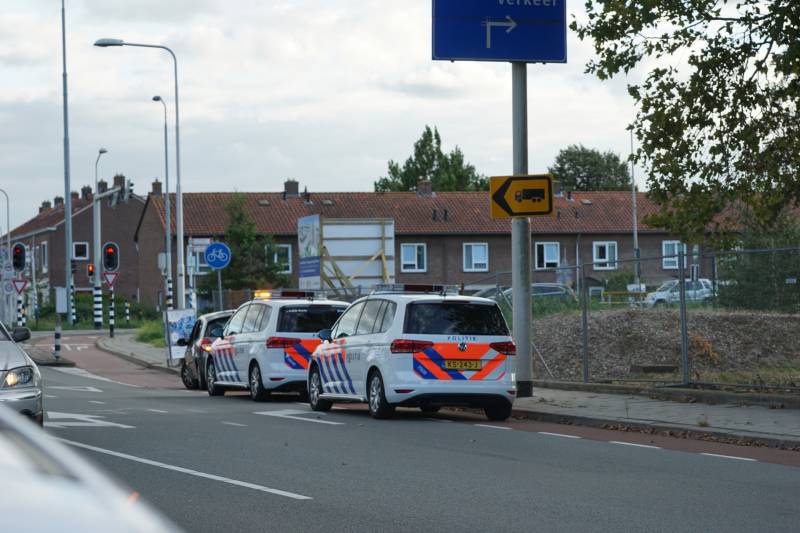 Jongen reageert agressie af op auto voor stoplicht