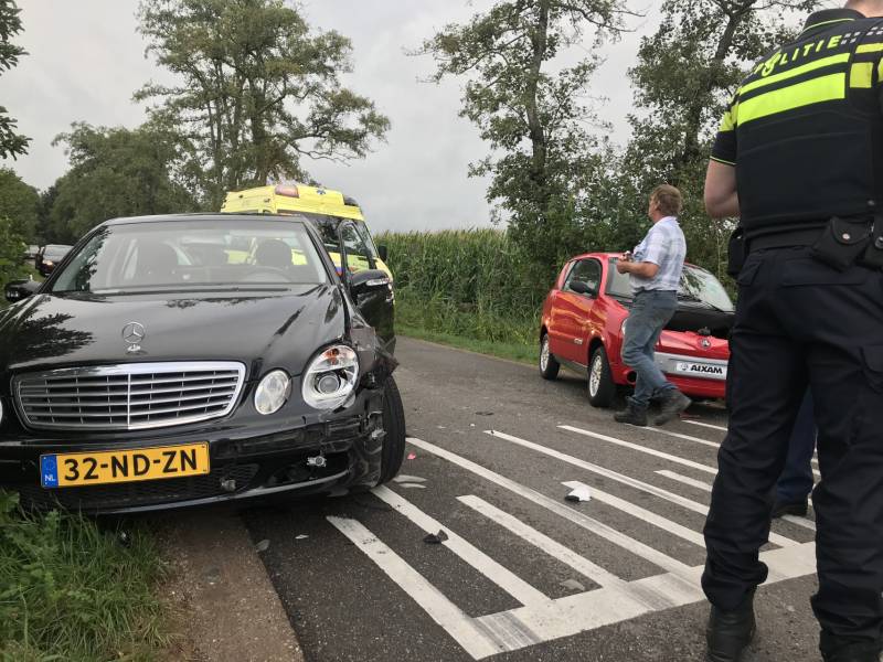 Flinke schade na botsing tussen brommobiel en auto