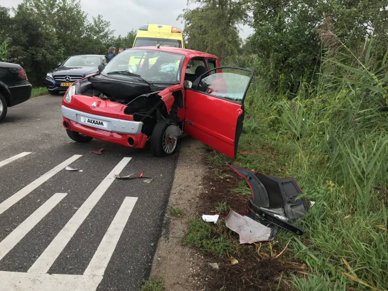 Flinke schade na botsing tussen brommobiel en auto