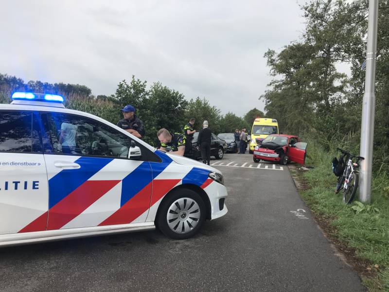 Flinke schade na botsing tussen brommobiel en auto