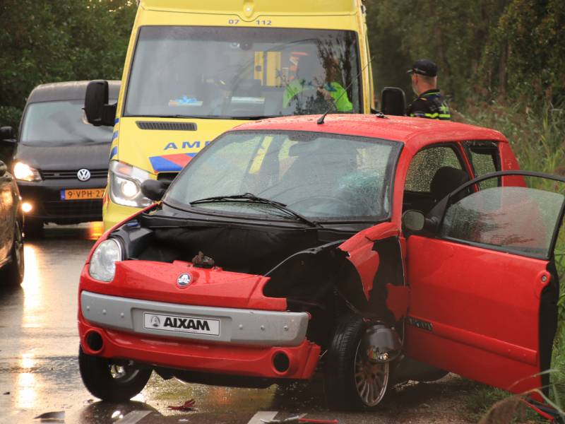 Flinke schade na botsing tussen brommobiel en auto