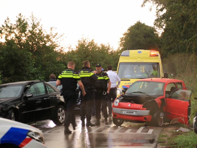 Flinke schade na botsing tussen brommobiel en auto