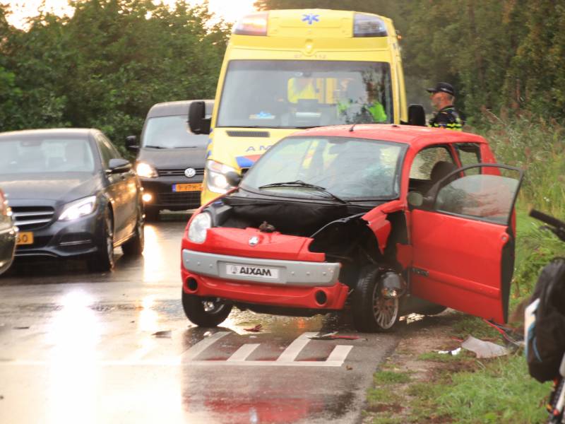Flinke schade na botsing tussen brommobiel en auto