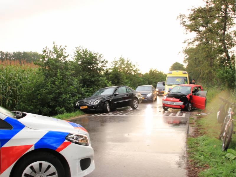 Flinke schade na botsing tussen brommobiel en auto