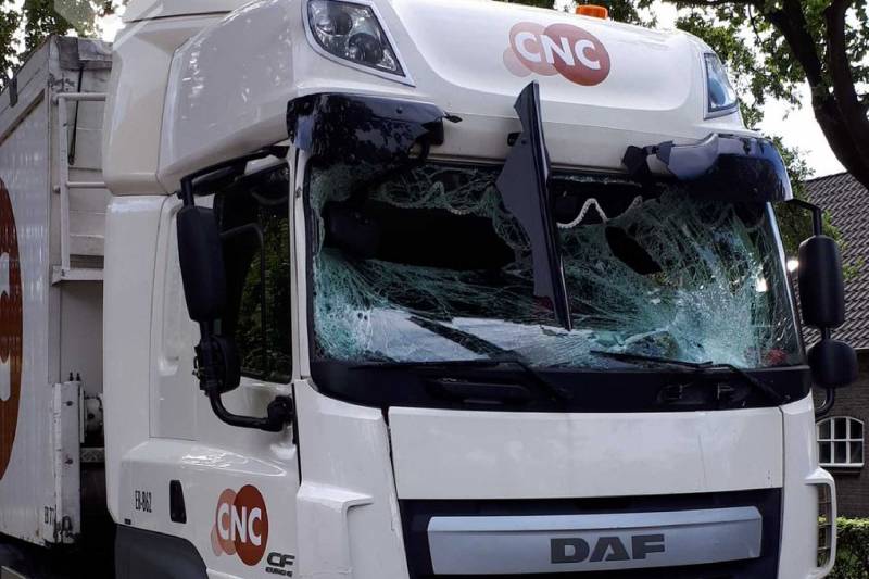 Vrachtwagen botst achterop bestelbus en knalt op boom