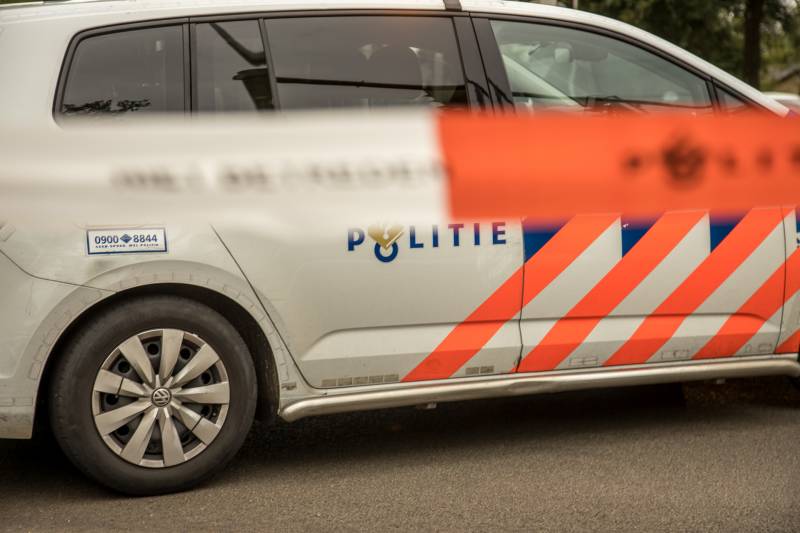 Automobilist onder invloed van THC crasht tegen vrachtwagen en lantaarnpaal