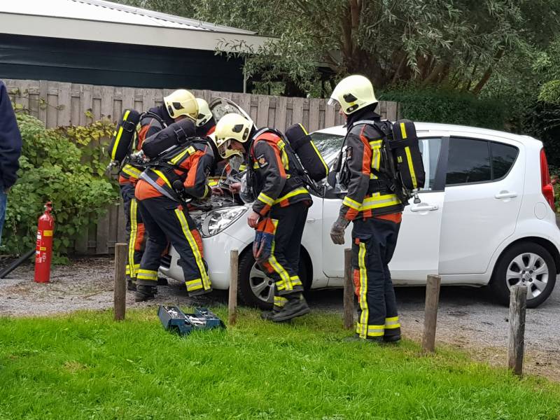 Auto vliegt in brand tijdens rijden