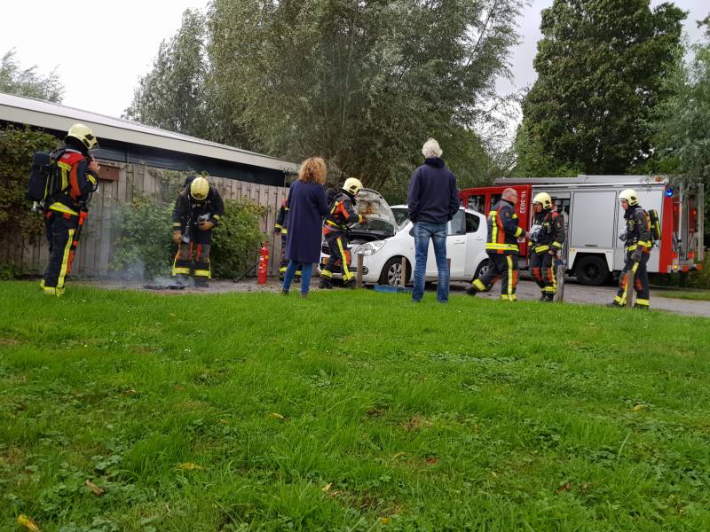 Auto vliegt in brand tijdens rijden