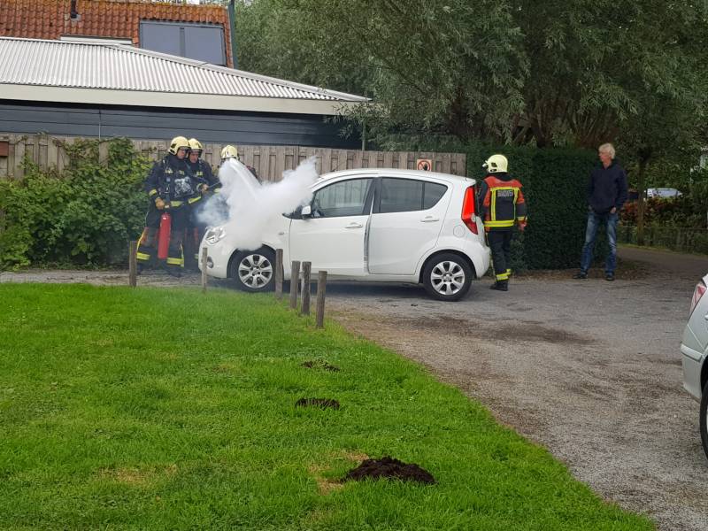 Auto vliegt in brand tijdens rijden