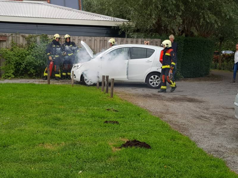 Auto vliegt in brand tijdens rijden